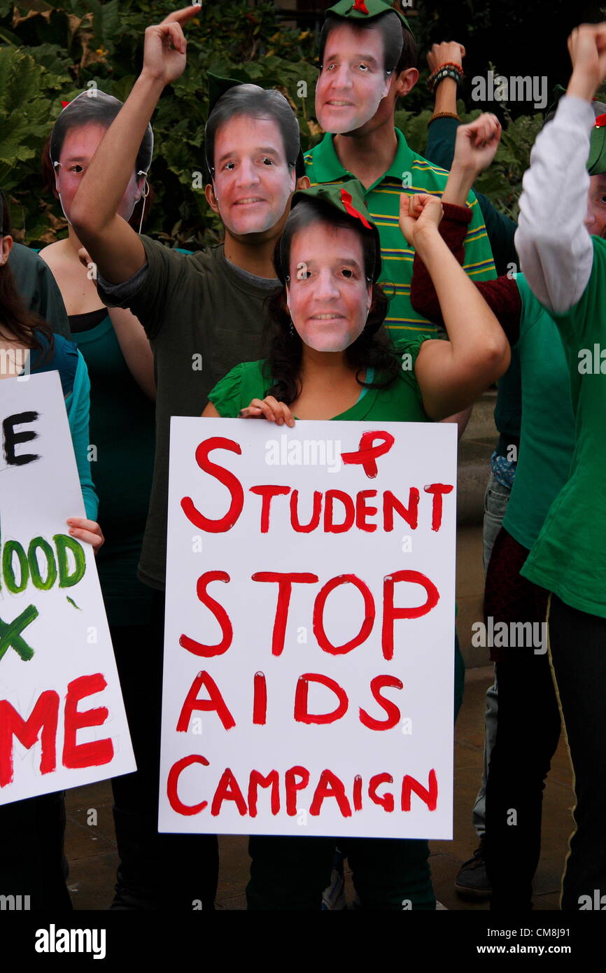 Studente campagna STOP AIDS flash richiesta mob Vice PM Nick Clegg introdurre Robin Hood Tax a Sheffield spavento notte carnevale, REGNO UNITO Foto Stock