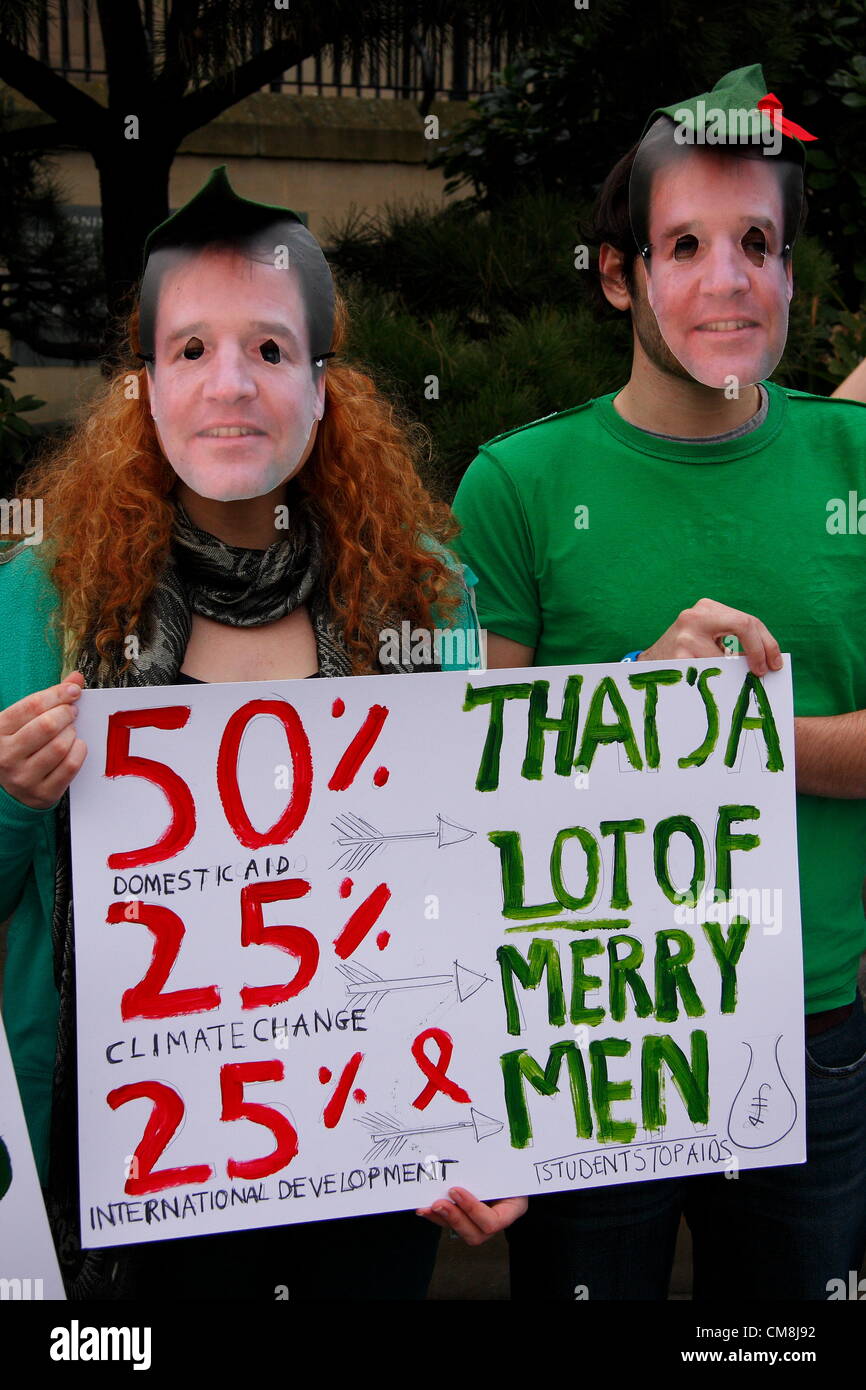 Studente campagna STOP AIDS flash richiesta mob Vice PM Nick Clegg introdurre Robin Hood Tax a Sheffield spavento notte carnevale, REGNO UNITO Foto Stock