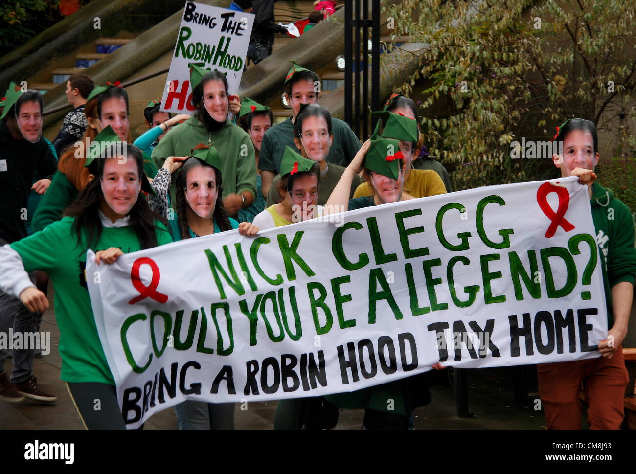 Studente campagna STOP AIDS flash richiesta mob Vice PM Nick Clegg introdurre Robin Hood Tax a Sheffield spavento notte carnevale, REGNO UNITO Foto Stock