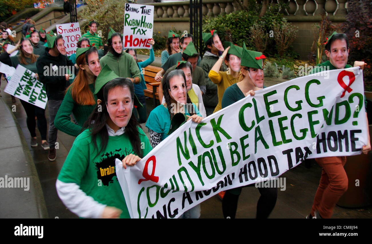 Studente campagna STOP AIDS flash richiesta mob Vice PM Nick Clegg introdurre Robin Hood Tax a Sheffield spavento notte carnevale, REGNO UNITO Foto Stock