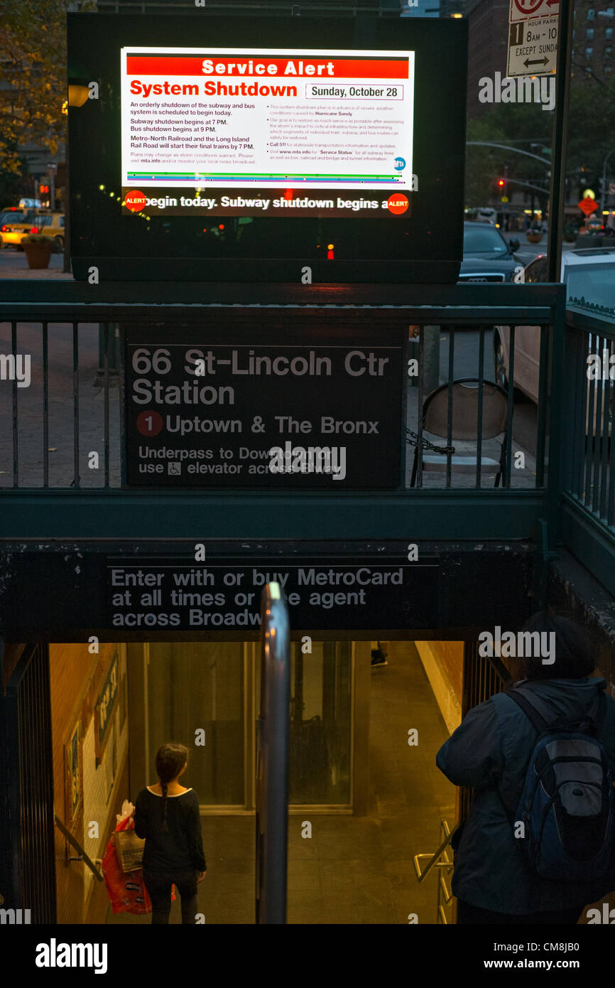 Ottobre 28, 2012, New York, NY; persone immettere 66San Lincoln Center stazione della metropolitana a circa un ora prima di New York City metropolitana sistema deve essere arrestato prima di uragano di sabbia. Foto Stock