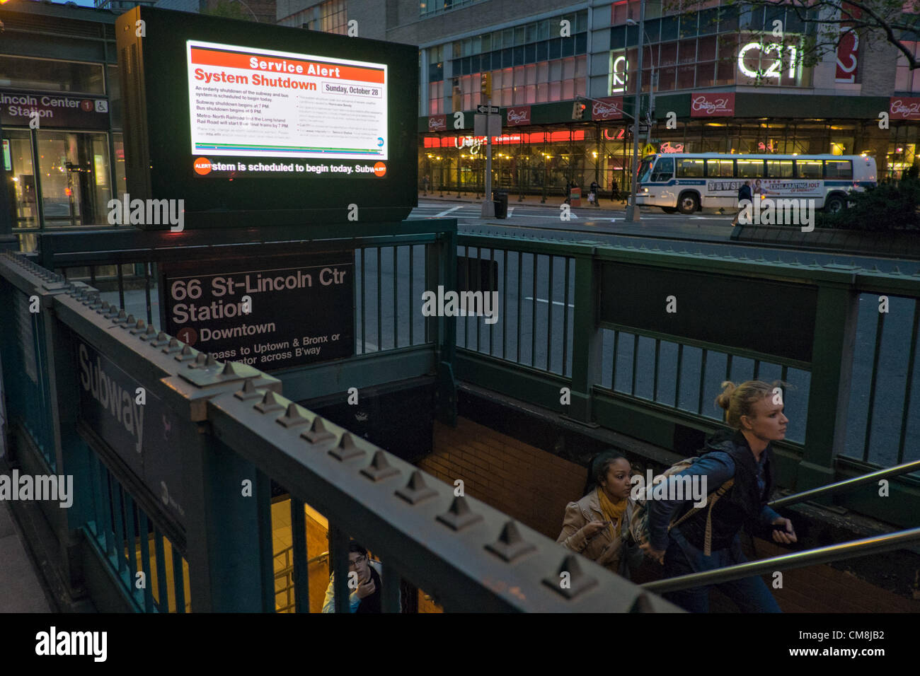 Ottobre 28, 2012, New York, NY; persone uscire 66San Lincoln Center stazione della metropolitana a circa un ora prima di New York City metropolitana sistema deve essere arrestato prima di uragano di sabbia. Foto Stock