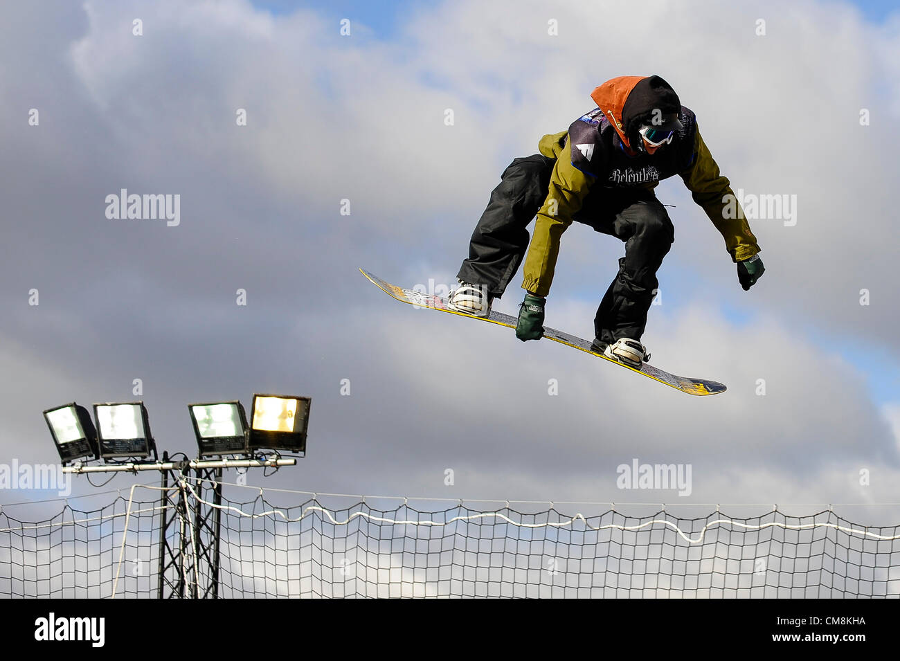 27.10.2012 Londra, Inghilterra. Andy Nudds (GBR) in azione sul grande salto in aria durante la Whitelines Battaglia di Bretagna Snowboard finale al Relentless Energy Drink Festival di congelamento a Battersea Power Station. Foto Stock