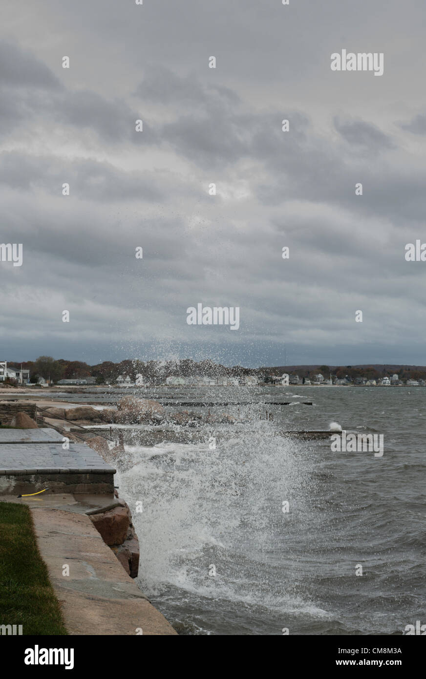 Niantic, East Lyme, Connecticut USA il giorno prima dell uragano Sandy hit ( 28 Ott 2012) onde infrangersi contro le paratie costruite per proteggere le case lungo il litorale del Connecticut. Nella foto la spiaggia è comunità di punto di nero. In lontananza si possono vedere Attawan Beach. Foto Stock