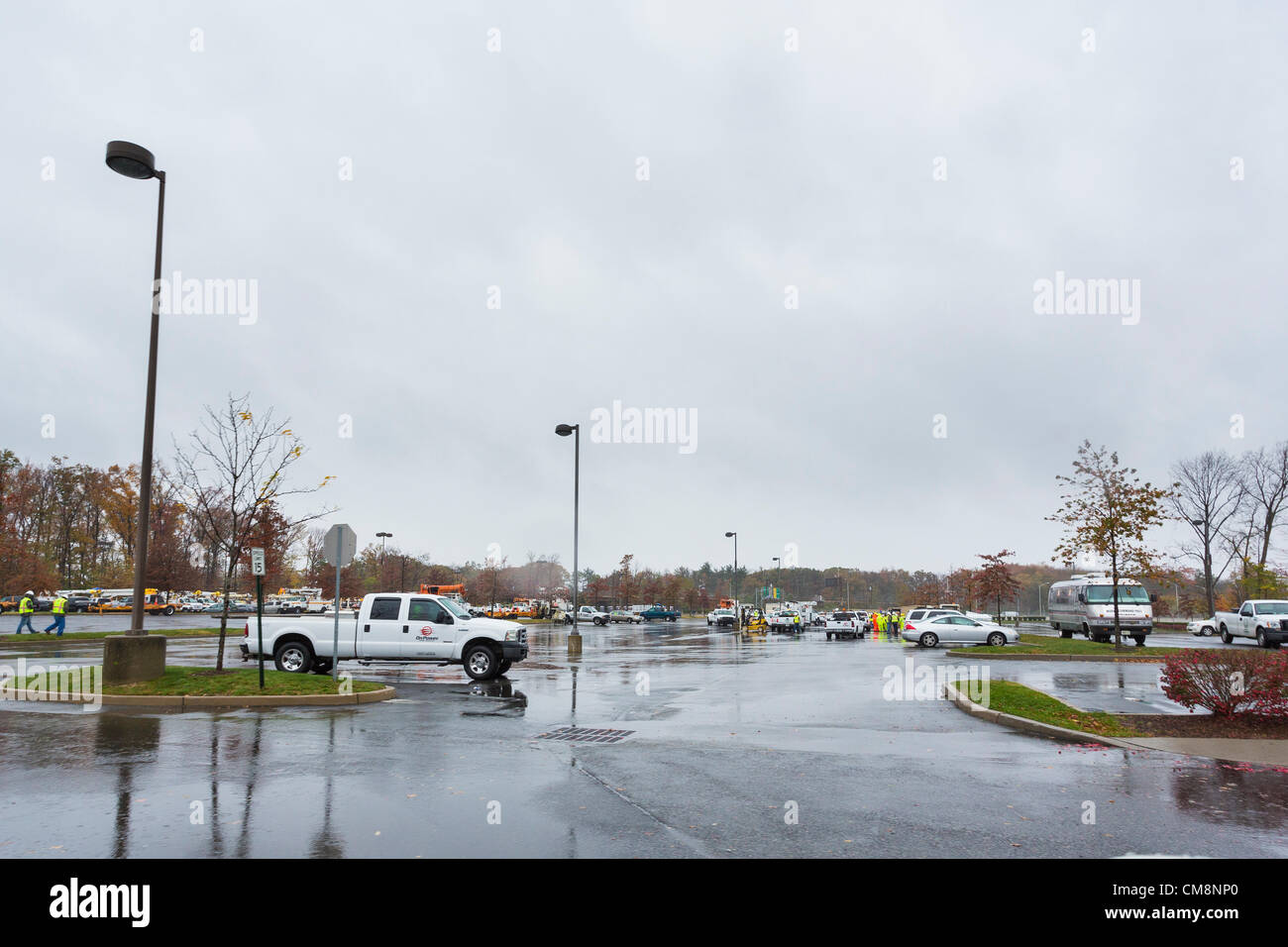 Paramus, New Jersey, USA. 29 ottobre, 2012. In previsione dell'Uragano Sandy Pubblico Servizio Elettrico e gas (PSE&G) Company, New Jersey elettriche più grande e utilità di gas, è in aumento le preparazioni di emergenza. PSE&G ha richiesto più di 1.300 linemen e 600 appaltatori di albero da utilities in altri stati per assistere gli equipaggi locali. Foto Stock