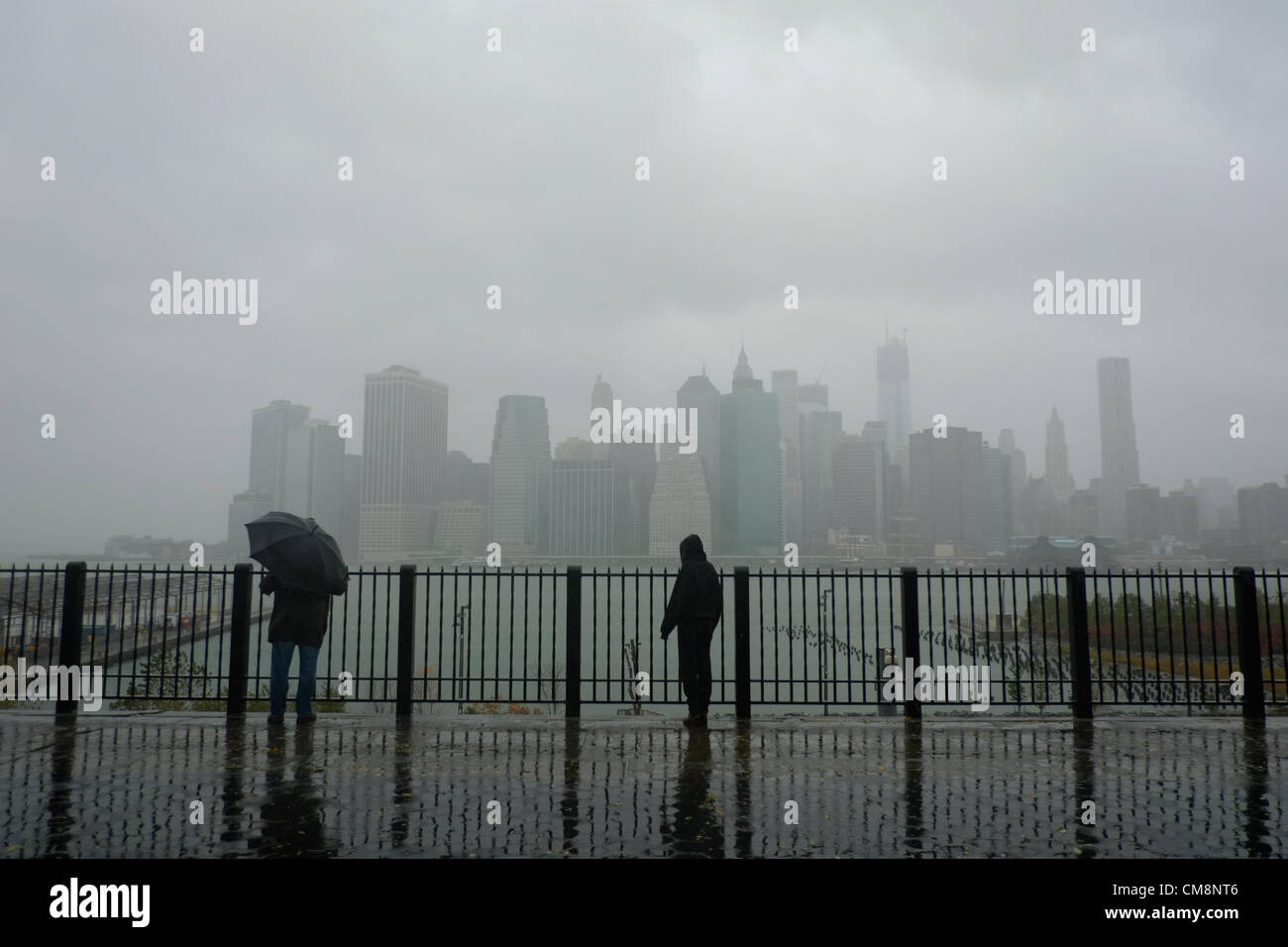 Ottobre 29, 2012, Brooklyn, NY, Stati Uniti. La gente sulla Passeggiata di Brooklyn Heights osservare uragano Sandy effetti sull'East River e Manhattan Foto Stock