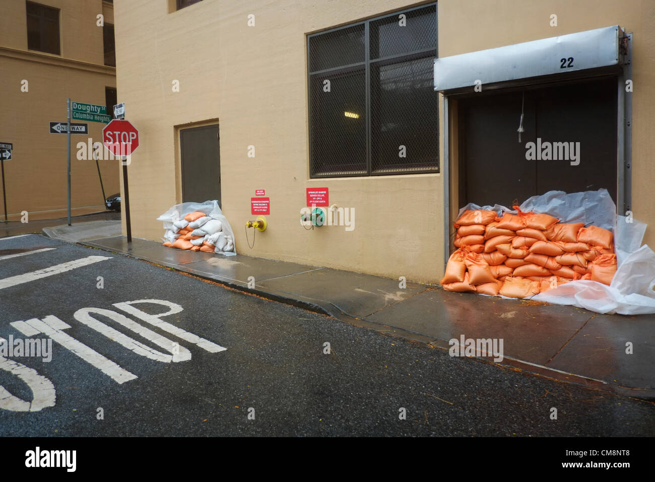 Ottobre 29, 2012, Brooklyn, NY, Stati Uniti. Sacchi di sabbia ammucchiati davanti all ingresso dell edificio di appartamenti a Brooklyn Heights durante l uragano di sabbia. Foto Stock