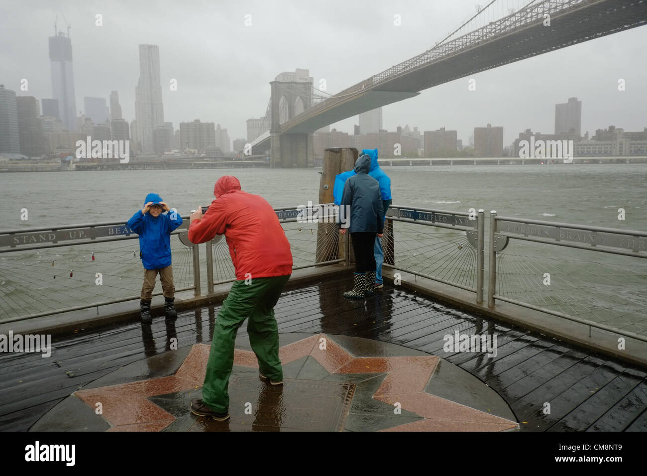Ottobre 29, 2012, Brooklyn, NY, Stati Uniti. Sul lungomare di Brooklyn un uomo prende un ragazzo del picture durante l uragano Sandy Foto Stock