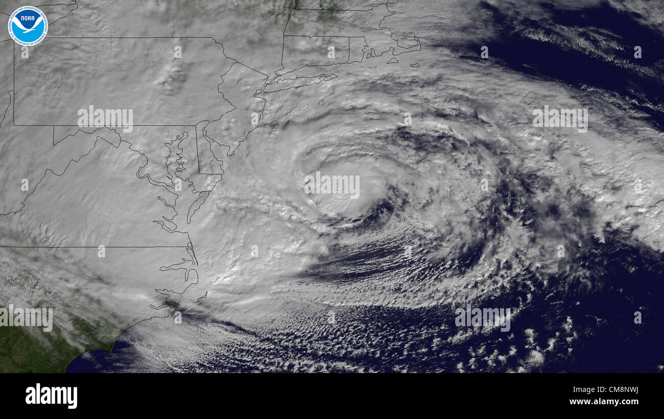 Uragano di sabbia, con venti di 90 km/h e piogge pesanti, è la creazione di pericolose condizioni di allagamento lungo tutto il nord-est USA da NC a New England. Questo va NOAA-13 immagine satellitare presa il 29 ottobre 2012 illustra la tempesta come esso è centrato su off del Maryland e Virginia. La tempesta è il titolo in una direzione nord-ovest verso il Delaware e Sud del New Jersey costa. Credito: NOAA Foto Stock