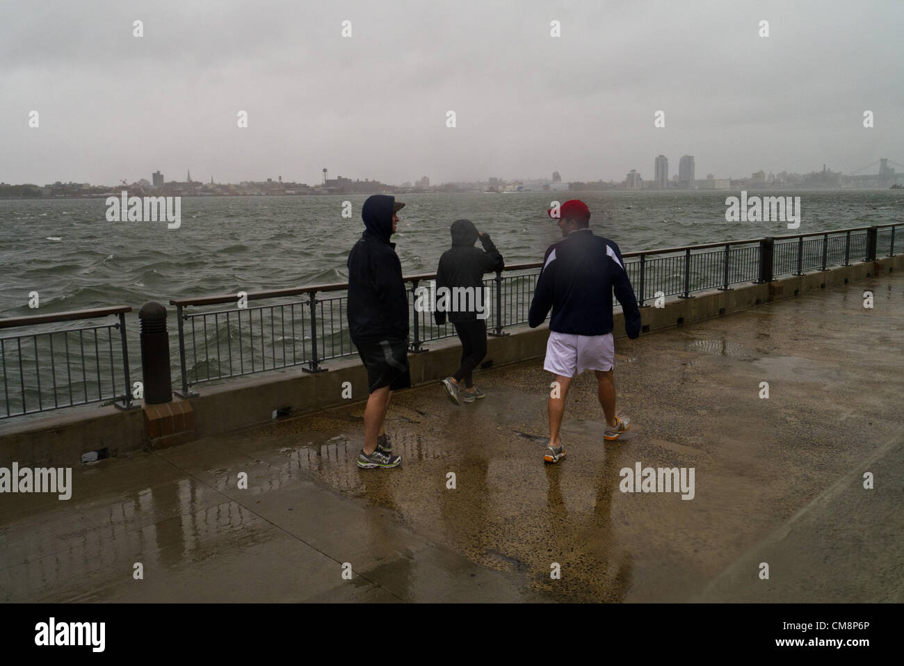New York, Stati Uniti d'America. 29 ottobre, 2012. Scene della East River e FDR prima dell'arrivo dell'Uragano Sandy Ottobre 29, 2012 in New York City. (Foto di Donald Bowers/Alamy Live News) Foto Stock