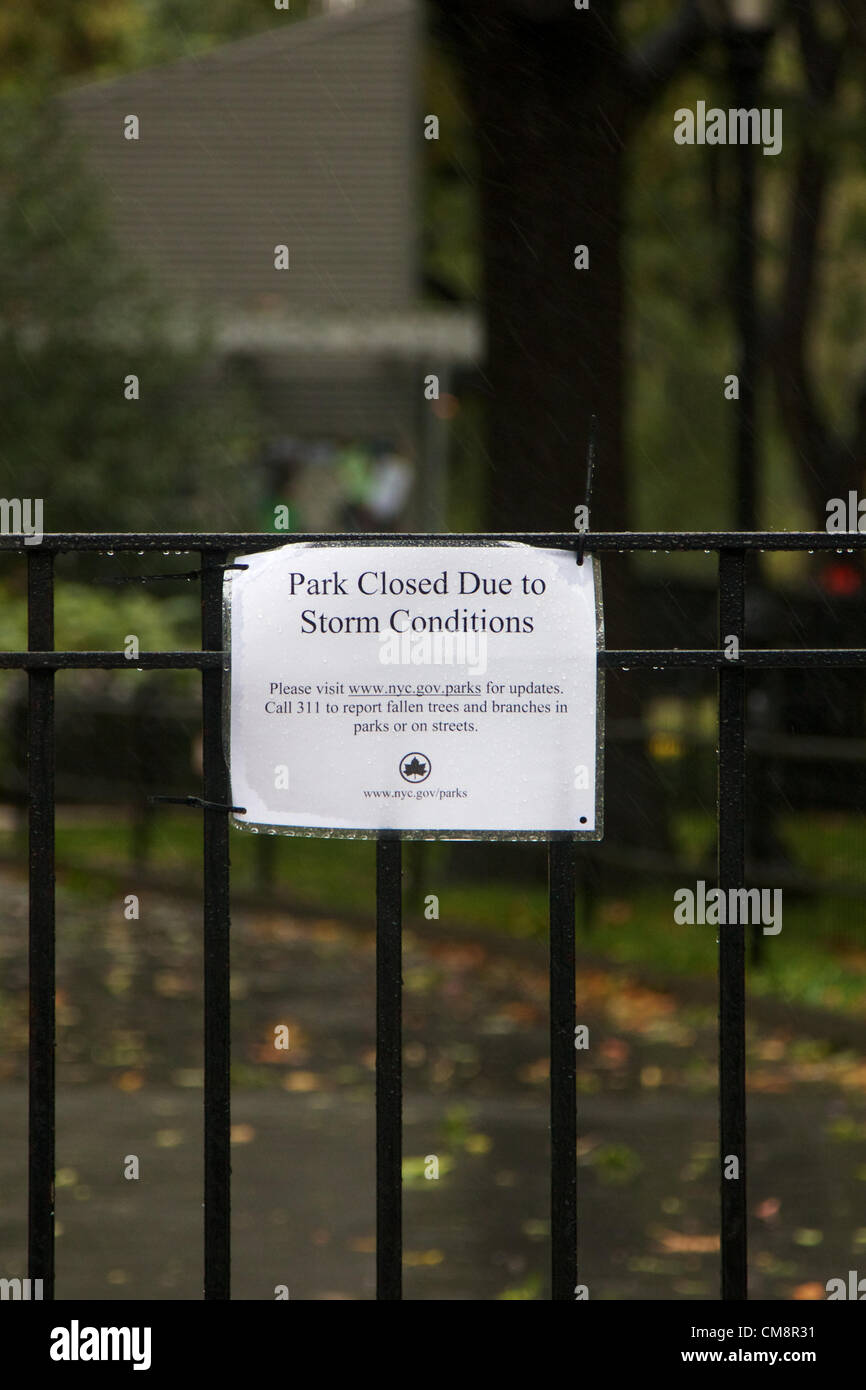 Stati Uniti d'America, NEW YORK, NY - Ottobre 29, 2012: Uragano Sandy, dovrebbe essere un 'Frankenstorm" colpisce Manhattan come autorità e cittadini preparare in un paralizzato la città di New York, NY, il 29 ottobre 2012. Foto Stock