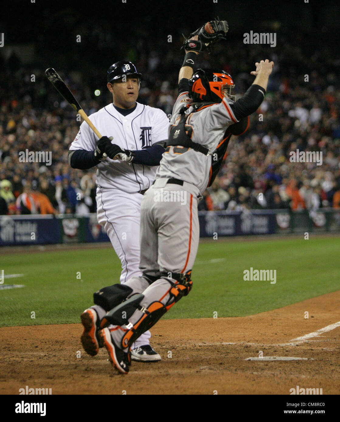 28.10.2012. Detroit, Michigan, Stati Uniti d'America. San Francisco Giants celebra dopo la Detroit Tigers' Miguel Cabrera, lasciate, scioperi a fine gioco 4 del 2012 World Series. I Giganti spazzato il World Series contro le tigri con un 4-3 vittoria in dieci inning al Comerica Park a Detroit, Michigan, domenica, 28 Ottobre 2012 Foto Stock