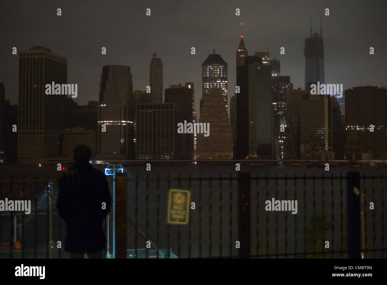 Ottobre 29, 2012, Brooklyn, NY, Stati Uniti. La gente sulla Passeggiata di Brooklyn Heights guardare al buio di una skyline di Manhattan dopo l uragano Sandy tagliate elettricità a parti di Manhattan. Foto Stock