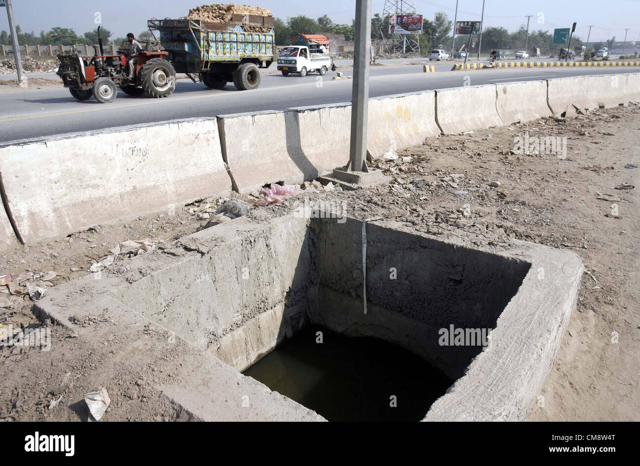 Un aperto il foro principale visto può causare una serie di gravi incidenti che mostra la negligenza delle autorità interessate alla circonvallazione autostradale a Peshawar Martedì, 30 ottobre 2012. Foto Stock