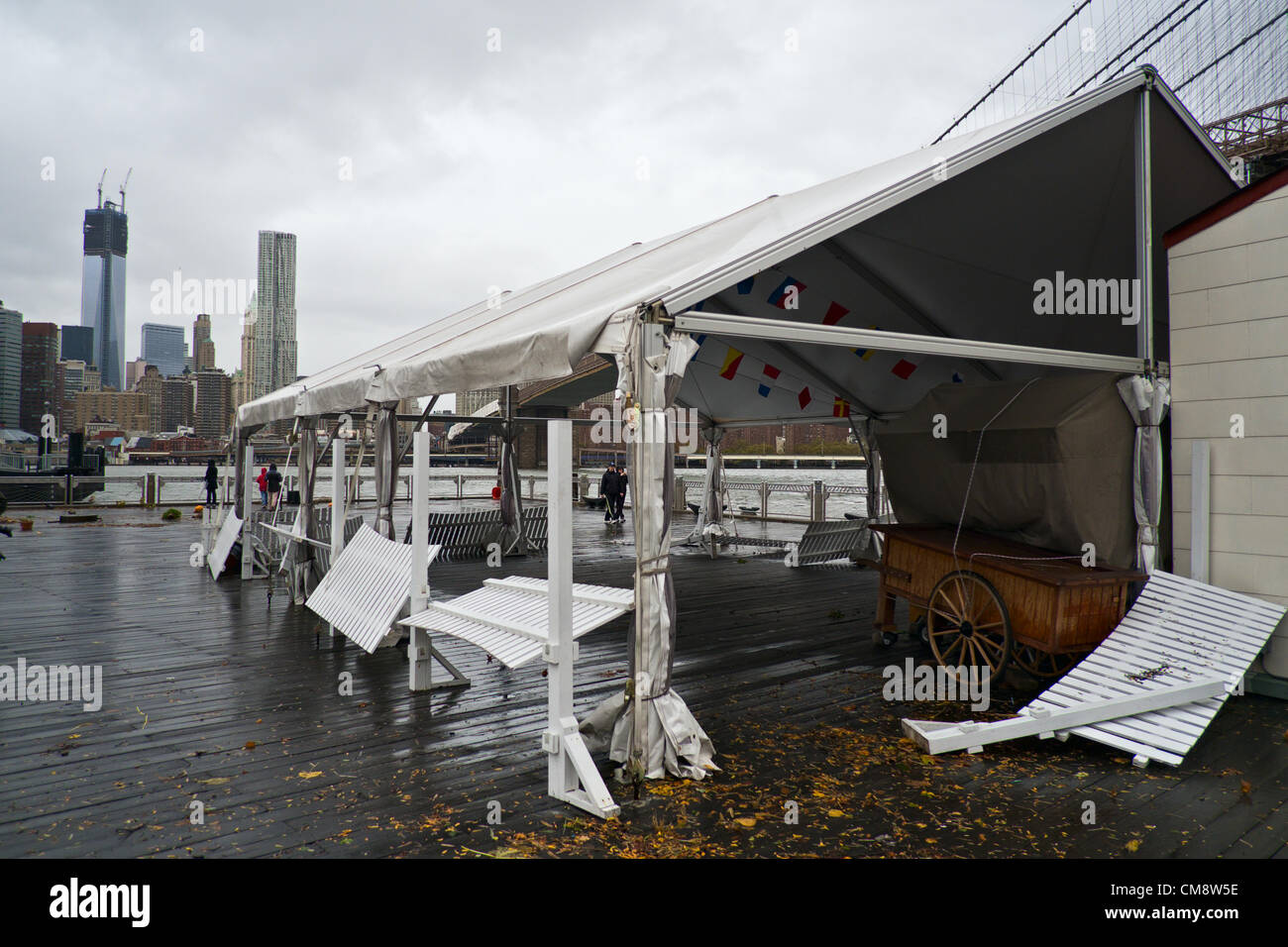 Ottobre 30, 2012, Brooklyn, NY, Stati Uniti. Danni al buon atterraggio accanto al Ponte di Brooklyn la mattina dopo l uragano Sandy ha colpito la città di New York, Credito: Joseph Reid / Alamy Live News Foto Stock