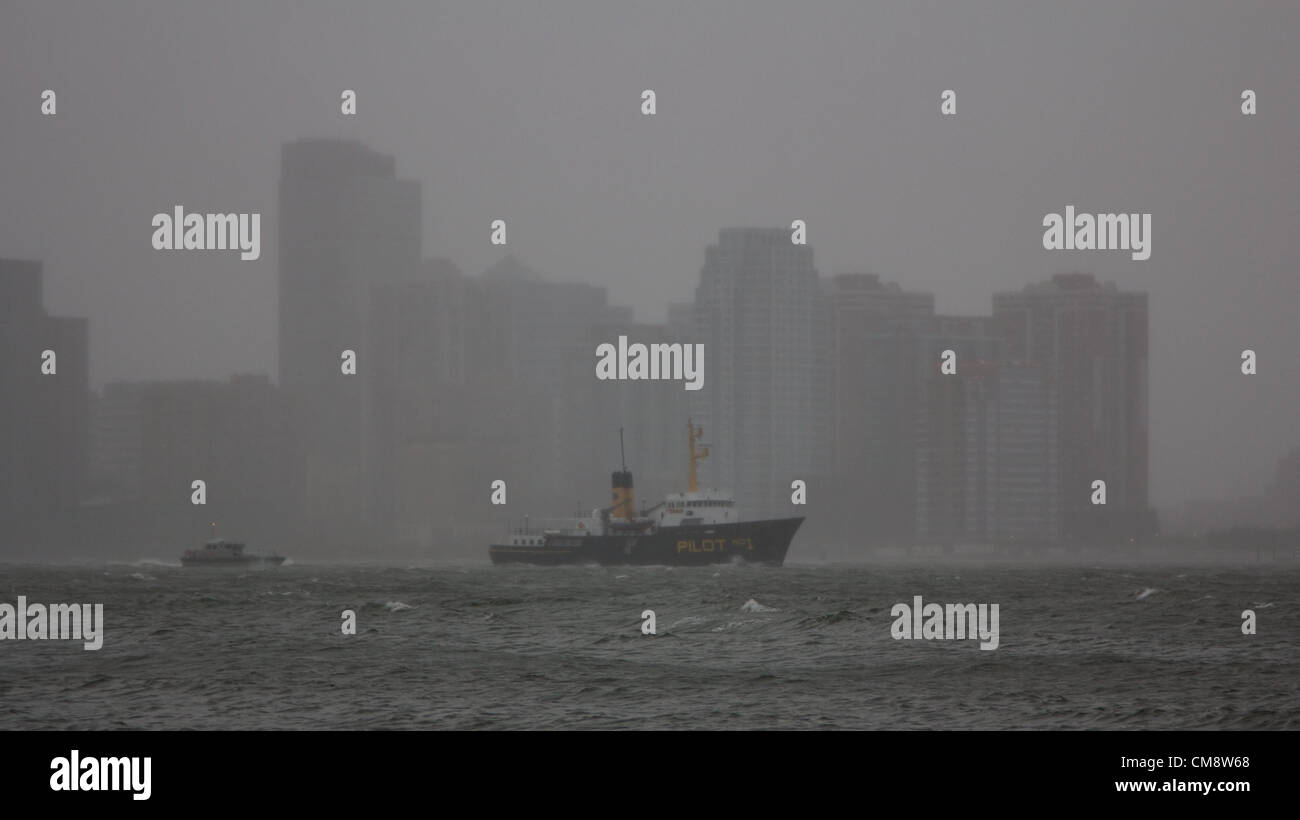 NEW YORK, NY - Ottobre 29, 2012: Uragano Sandy, dovrebbe essere un 'Frankenstorm" colpisce Manhattan come autorità e cittadini preparare in un paralizzato la città di New York, NY, il 29 ottobre 2012. Foto Stock