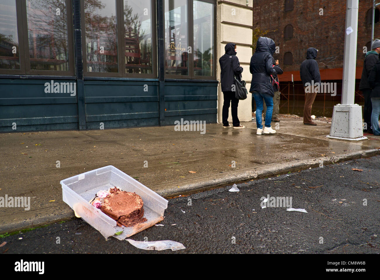 Ottobre 30, 2012, Brooklyn, NY, Stati Uniti. La mattina dopo l uragano Sandy ha colpito la città di New York, beni cotti al forno da una ragazza i cookie in Brooklyn DUMBO quartiere sono sparsi sulla strada dopo acque alluvionali si abbassarono. Credito: Joseph Reid / Alamy Live News Foto Stock