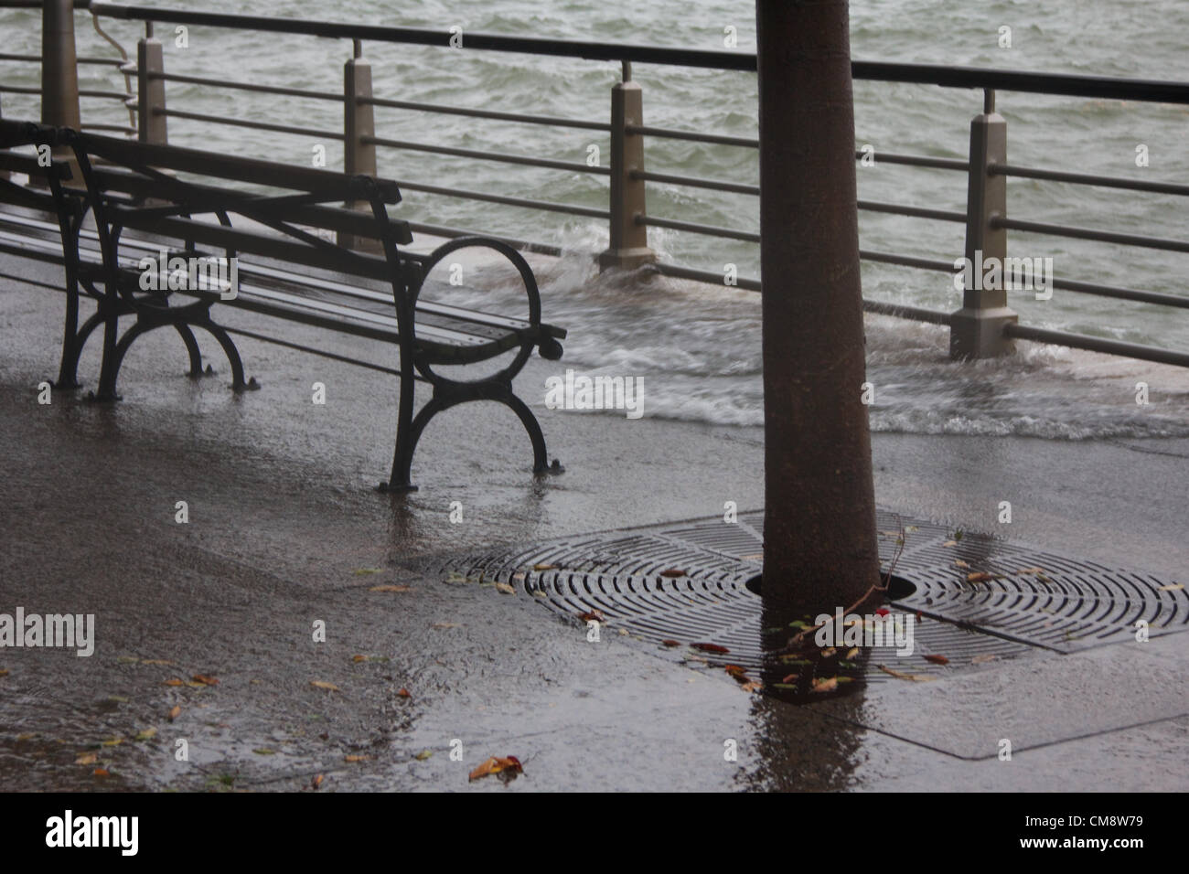 NEW YORK, NY - Ottobre 29, 2012: Uragano Sandy, dovrebbe essere un 'Frankenstorm" colpisce Manhattan come autorità e cittadini preparare in un paralizzato la città di New York, NY, il 29 ottobre 2012. Foto Stock