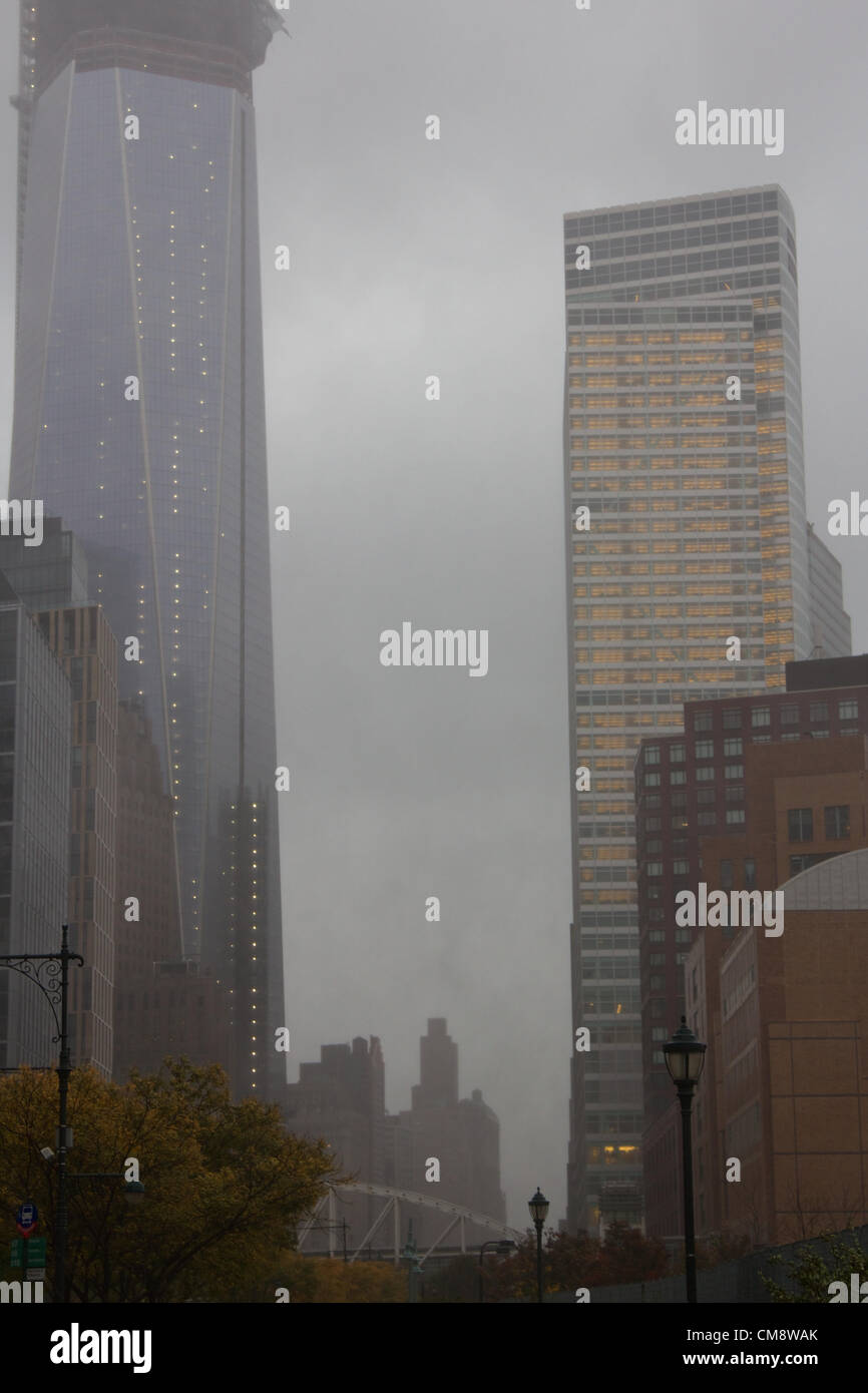 NEW YORK, NY - Ottobre 29, 2012: Uragano Sandy, dovrebbe essere un 'Frankenstorm" colpisce Manhattan come autorità e cittadini preparare in un paralizzato la città di New York, NY, il 29 ottobre 2012. Foto Stock