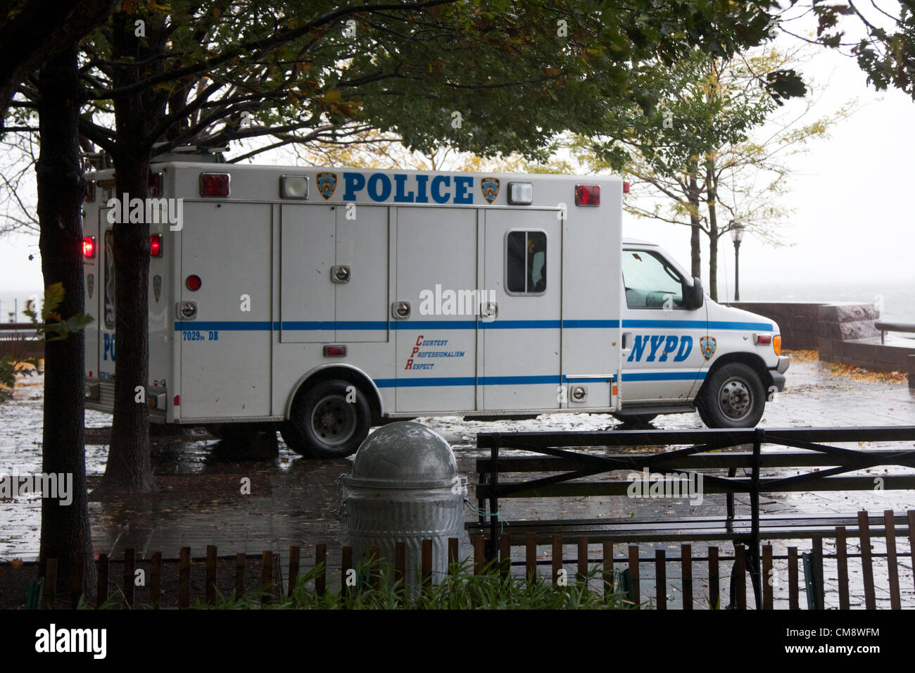 NEW YORK, NY - Ottobre 29, 2012: Uragano Sandy, dovrebbe essere un 'Frankenstorm" colpisce Manhattan come autorità e cittadini preparare in un paralizzato la città di New York, NY, il 29 ottobre 2012. Un comando di NYPD carrello è stata stazionati nel parco della batteria Foto Stock