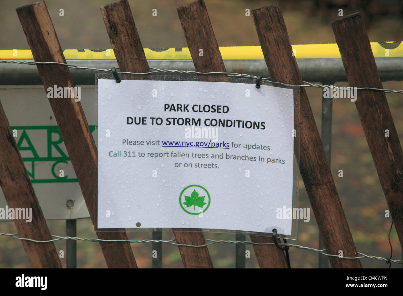 New York, Stati Uniti d'America. Ottobre 30, 2012 segno ÐA recinzione e mantenere la gente fuori di Central Park che è stato chiuso dopo il passaggio dell uragano di sabbia. Credito: wendy collegare / Alamy Live News Foto Stock