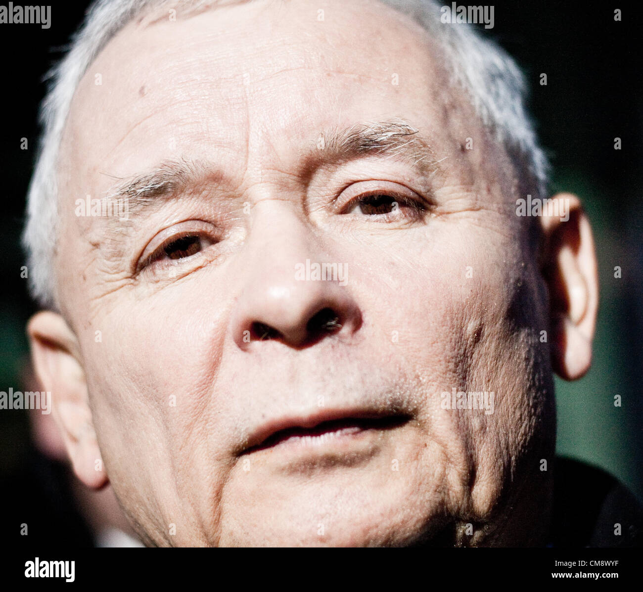 Varsavia, Polonia. Il 30 ottobre 2012. Premere il tasto Conferenza dopo uno del polacco quotidiani ha sostenuto che la polvere da sparo e sentieri di esplosivi sono stati trovati in polacco jet presidenziale che si è schiantato a Smolensk nel 2010. Sulla foto Jaroslaw Kaczynski - ex primo ministro e fratello del Presidente Lech Kaczynski morto in Smolensk incidente appena lasciato il Procuratore generale Ufficio. Credito: Alex Musta / Alamy Live News Foto Stock