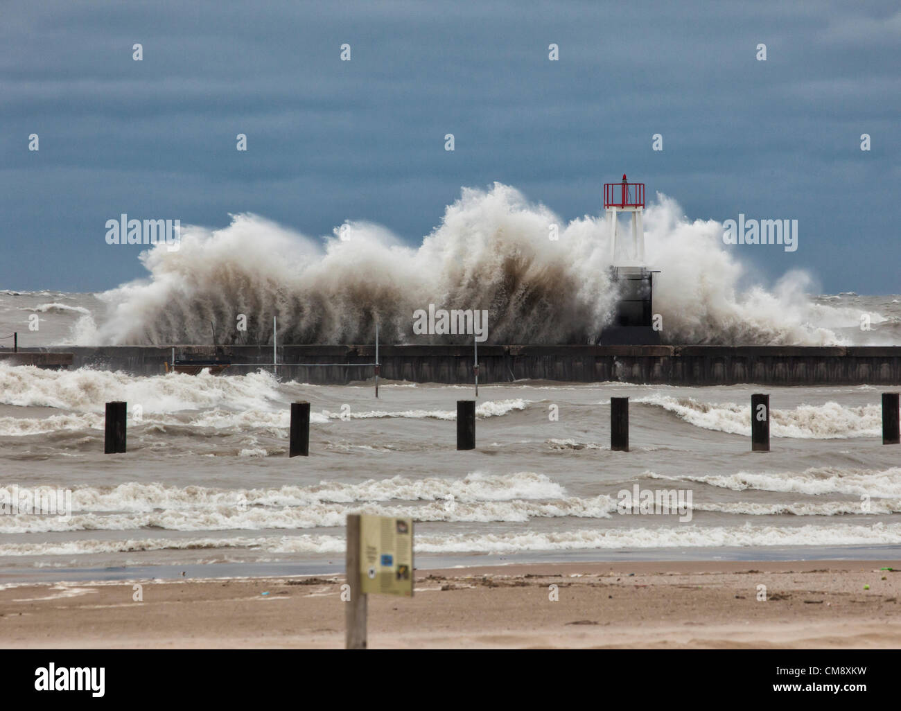 CHICAGO, Stati Uniti, Ott. 30, 2012. Onde avvolgono un marcatore di navigazione su un breakwall a North Avenue spiaggia sul lago Michigan litorale vicino al centro cittadino. Le onde, alcuni superiori a venti metri in altezza, erano il prodotto di 30-35 mph venti di nord-est che ha provocato dall uragano sabbioso di circa 700 miglia di distanza. Foto Stock