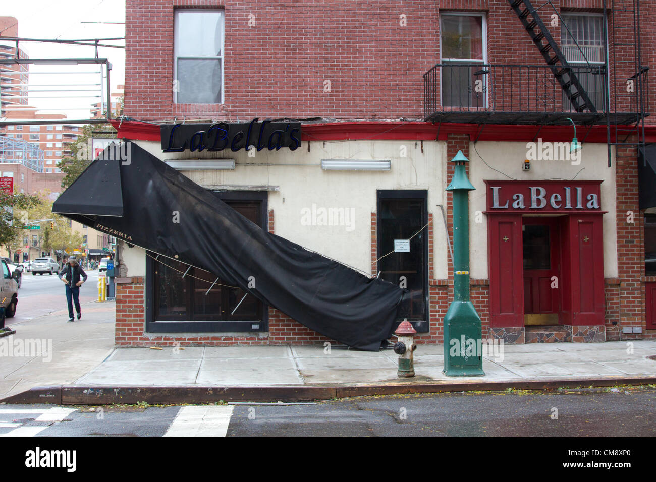 Stati Uniti d'America, NEW YORK, NY - 30 ottobre 2012: caduti tenda a un business in Oriente Midtown, New York, NY, il 30 ottobre 2012, il giorno dopo l uragano Sandy ha colpito la città che non dorme mai. Foto Stock