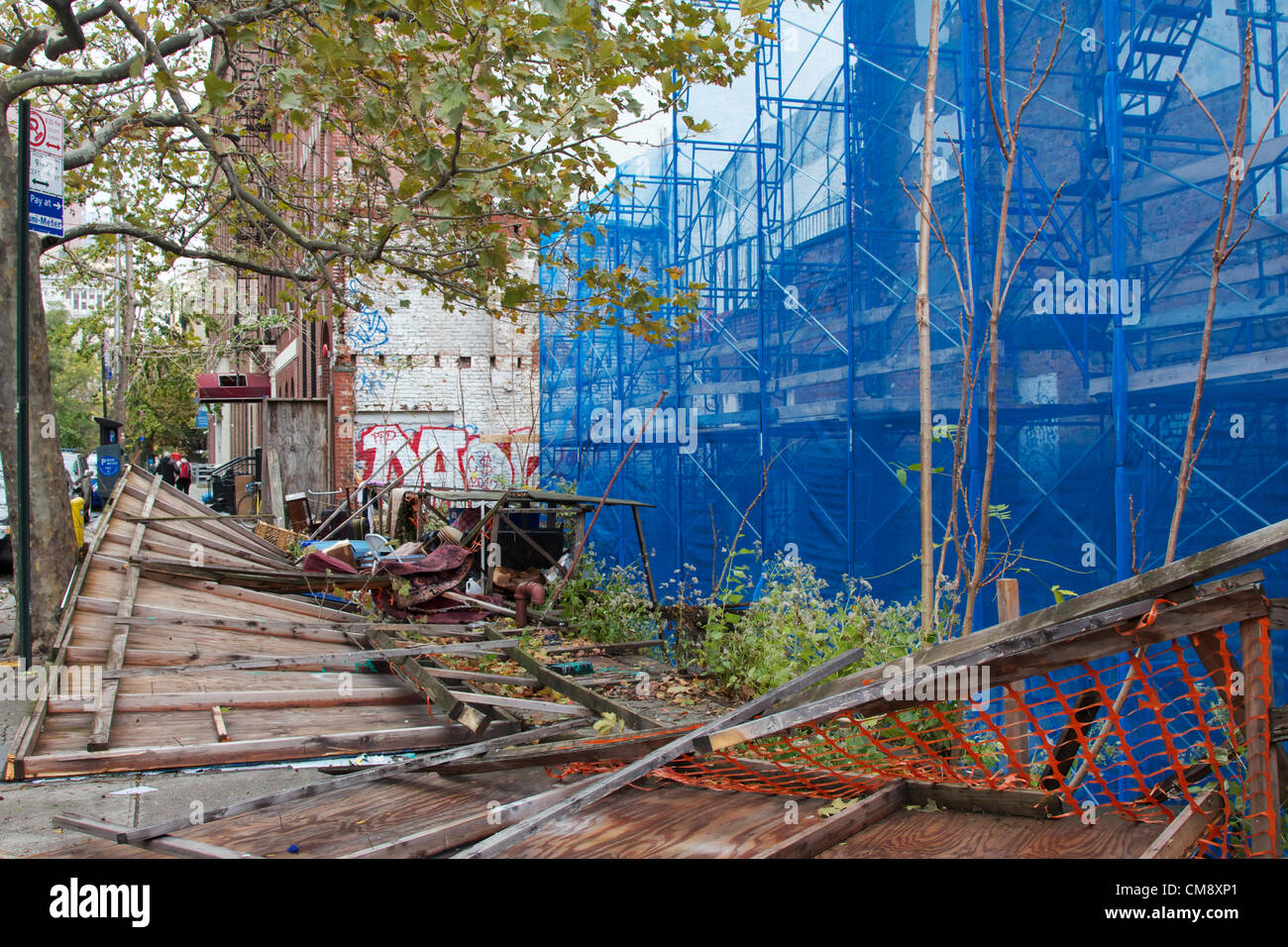 Stati Uniti d'America, NEW YORK, NY - 30 ottobre 2012: parte di un sito in costruzione è crollato in Oriente Midtown, New York, NY, il 30 ottobre 2012, il giorno dopo l uragano Sandy ha colpito la città che non dorme mai. Foto Stock