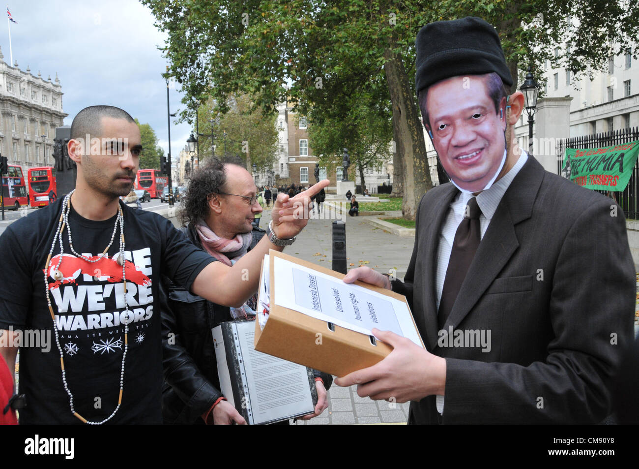 Whitehall, Londra, Regno Unito. Il 31 ottobre 2012. Un uomo che indossa una maschera del presidente indonesiano Yudhoyono è consegnato un elenco di violazioni dei diritti umani alla protesta. Una protesta contro le violazioni dei diritti umani in Indonesia organizzato dal gruppo di campagna Tapol avviene di fronte a Downing Street su Whitehall. Credito: Matteo Chattle / Alamy Live News Foto Stock