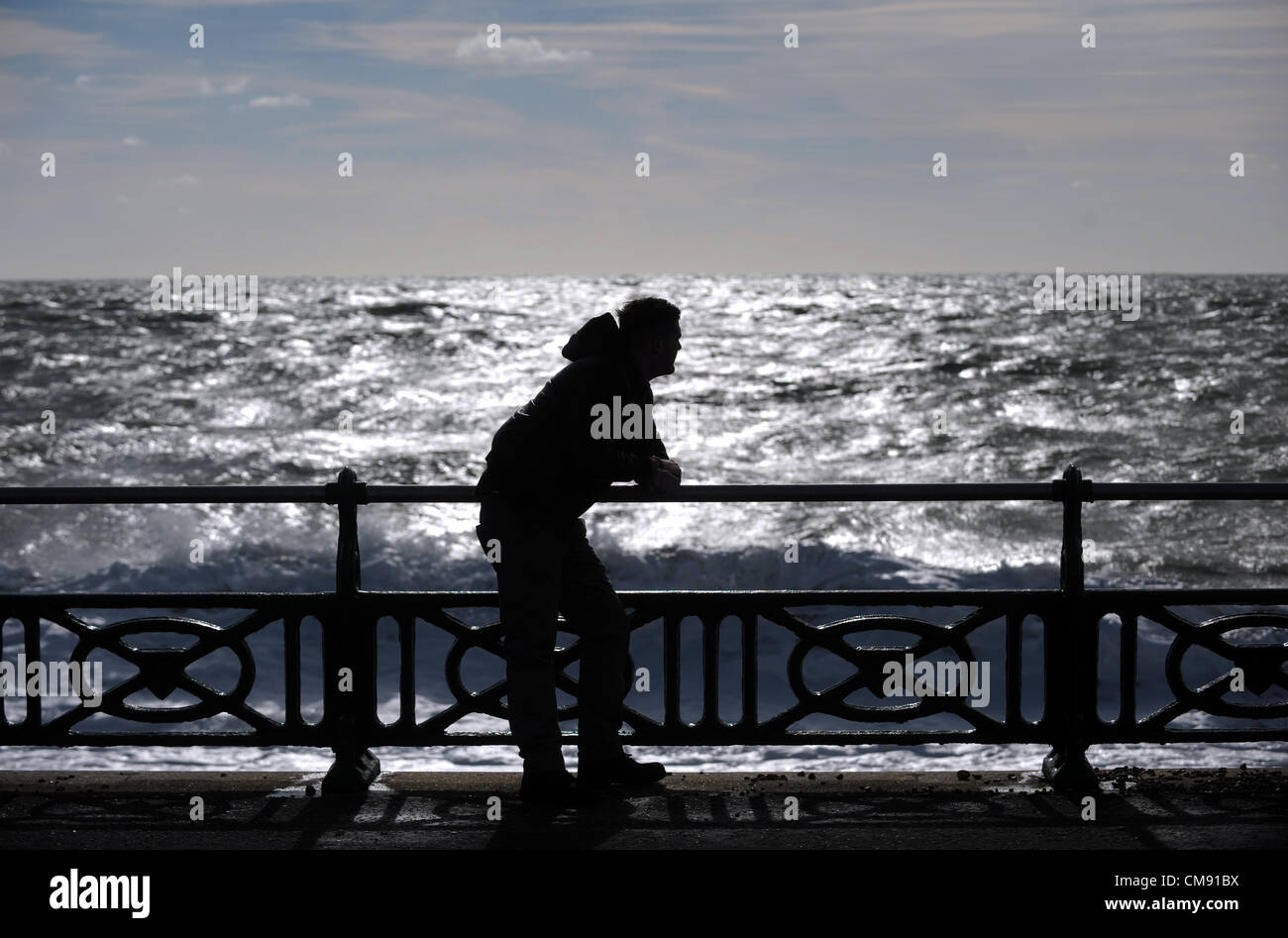 Un giovane che si affaccia al mare come i venti alzarsi sulla costa sud a Hove questo pomeriggio REGNO UNITO Foto Stock