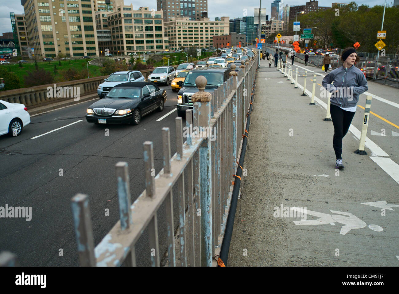 Ottobre 31, 2012, New York, NY, USA. Due giorni dopo l uragano Sandy devastò parti di New York City, driver per chi ama fare jogging e walkers croce nella parte inferiore di Manhattan sul ponte di Brooklyn. Foto Stock