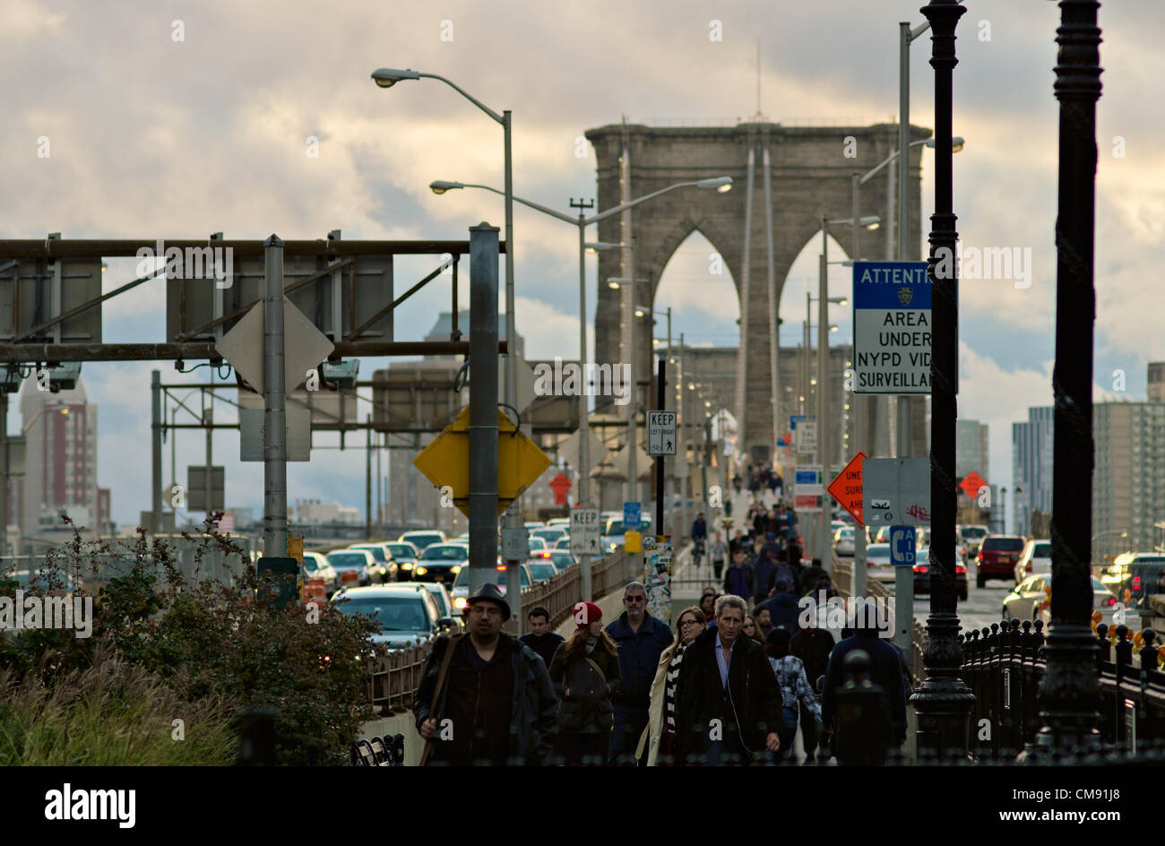 Ottobre 31, 2012, New York, NY, USA. Due giorni dopo l uragano Sandy devastò parti di New York City, pendolari attraversare il Ponte di Brooklyn in Lower Manhattan in auto, a piedi e in bicicletta. Foto Stock