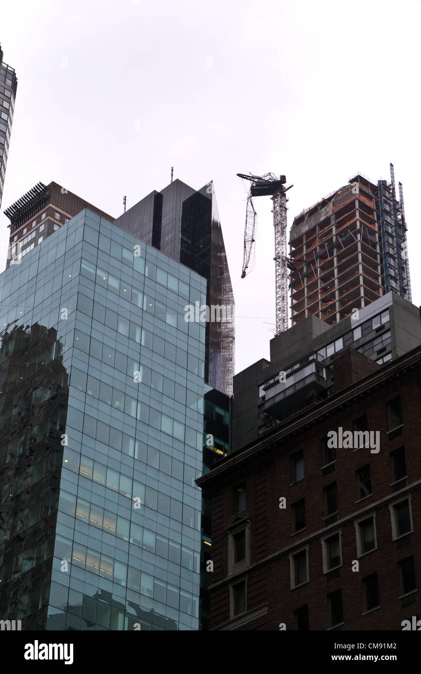 NEW YORK - 30 ottobre: 2012 una gru su 57th street in Manhattan ancora appeso un giorno dopo l uragano Sandy arrivati Ottobre 30, 2012 in New York City. (Foto di Donald Bowers ) Foto Stock