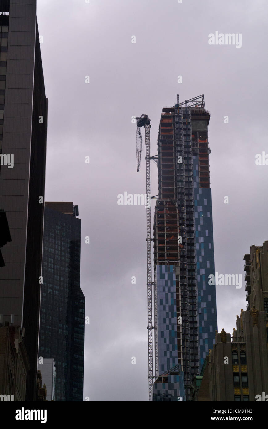 NEW YORK - 30 ottobre: 2012 una gru su 57th street in Manhattan ancora appeso un giorno dopo l uragano Sandy arrivati Ottobre 30, 2012 in New York City. (Foto di Donald Bowers ) Foto Stock