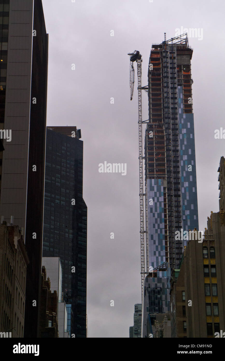 NEW YORK - 30 ottobre: 2012 una gru su 57th street in Manhattan ancora appeso un giorno dopo l uragano Sandy arrivati Ottobre 30, 2012 in New York City. (Foto di Donald Bowers ) Foto Stock