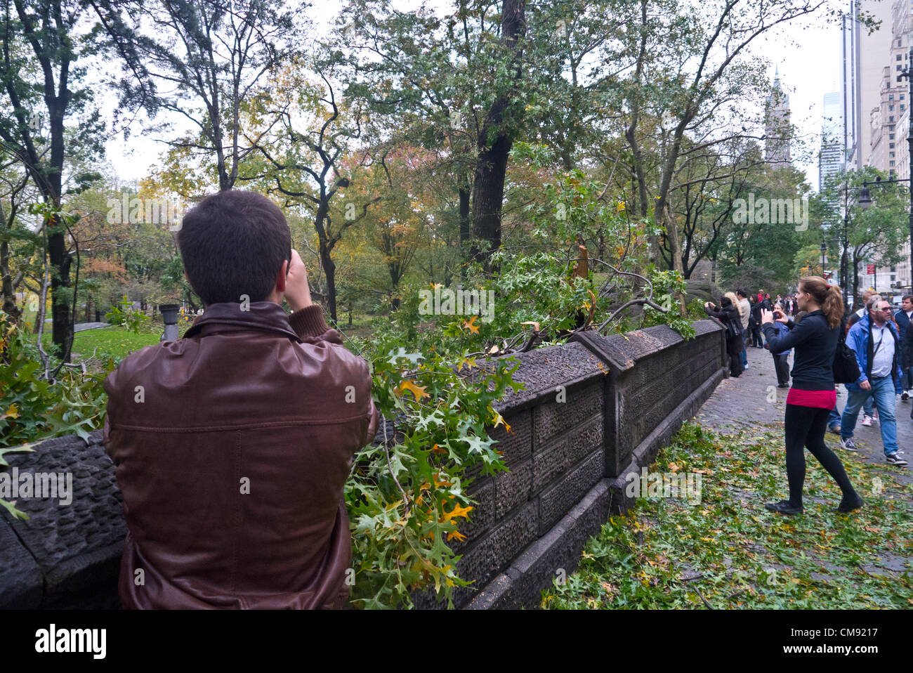NEW YORK - 30 ottobre: 2012 devastazione visibile in Central Park un giorno dopo l uragano Sandy Ottobre 30, 2012 in New York City. (Foto di Donald Bowers ) Foto Stock