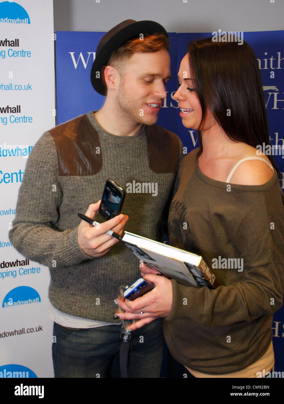 Il cantante e il presentatore TV Olly Murs incontra una ventola con la firma del suo libro "felice giornata di' a Meadowhall, Sheffield, Regno Unito Foto Stock