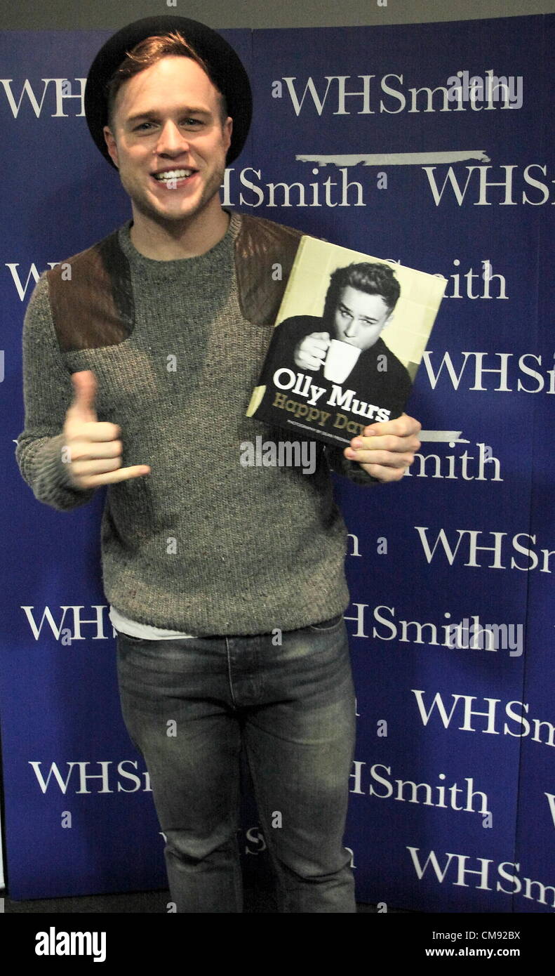 Il cantante e il presentatore TV Olly Murs partecipare a "Happy Day il libro firma in associazione con WH Smith presso Meadowhall, Sheffield, Regno Unito Foto Stock