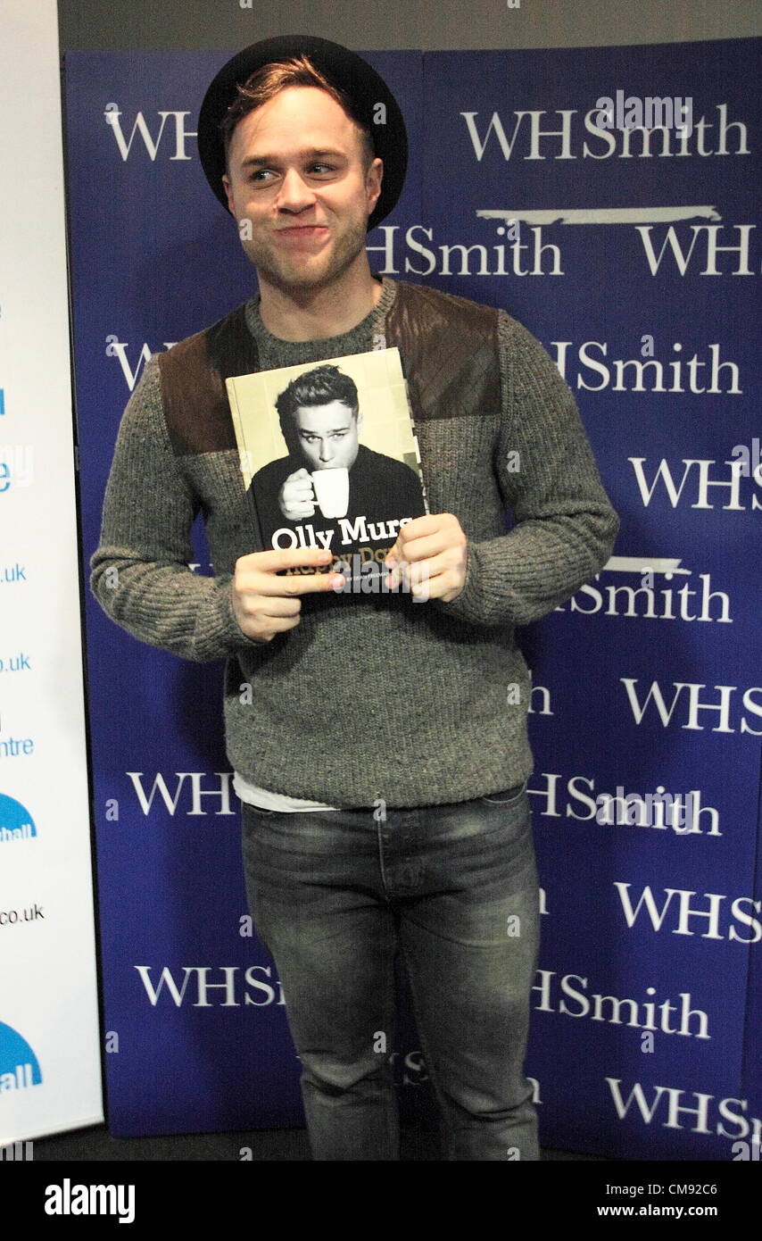 Il cantante e il presentatore TV Olly Murs partecipare a "Happy Day il libro firma in associazione con WH Smith presso Meadowhall, Sheffield, Regno Unito Foto Stock