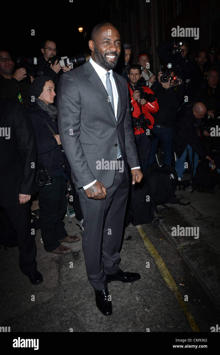 31 ottobre 2012: Idris Elba assiste il Harper's Bazaar donne dell'anno dei premi al Claridges Hotel di Londra, Regno Unito. Foto Stock