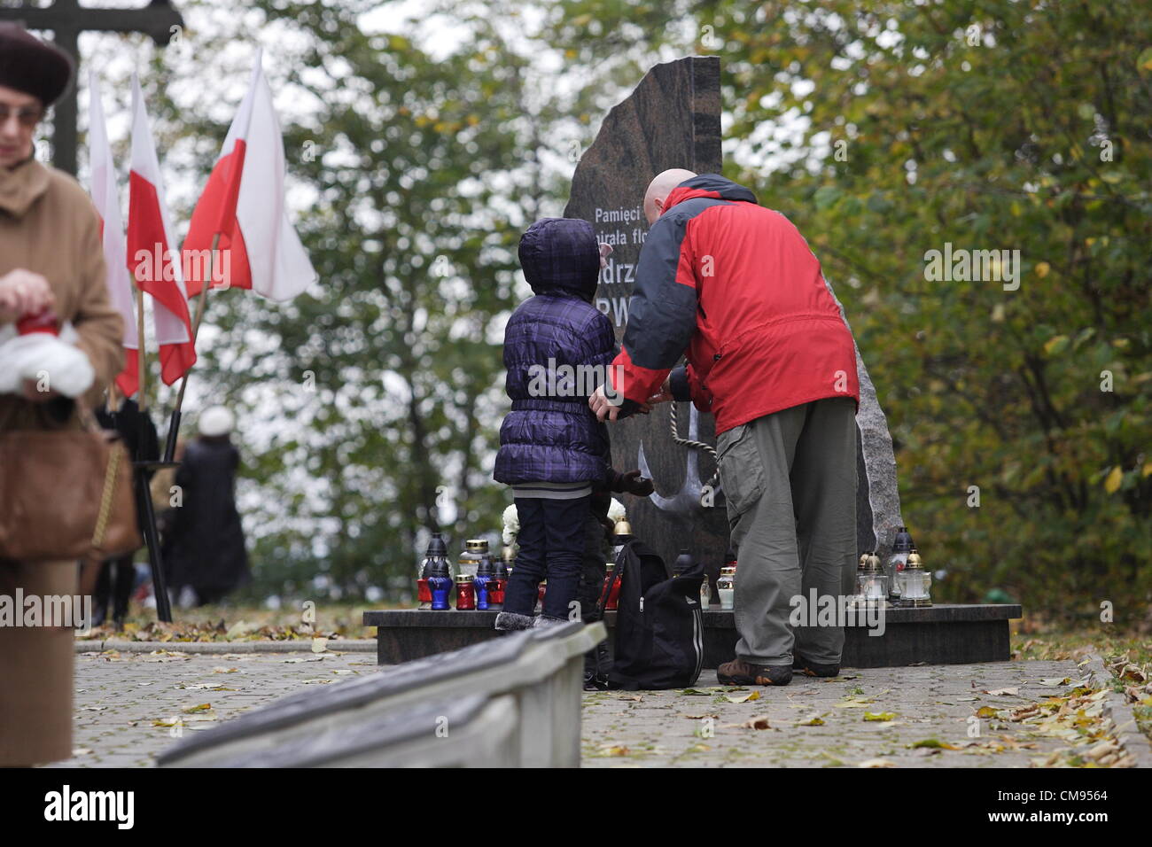 Gdynia, Polonia 1st, novembre 2012 il giorno di Tutti i Santi celebrati in Polonia. Persone fiori laici , candele accese e partecipare alla Santa Messa per la Marina Polacca nel cimitero di Gdynia Oksywie. Foto Stock