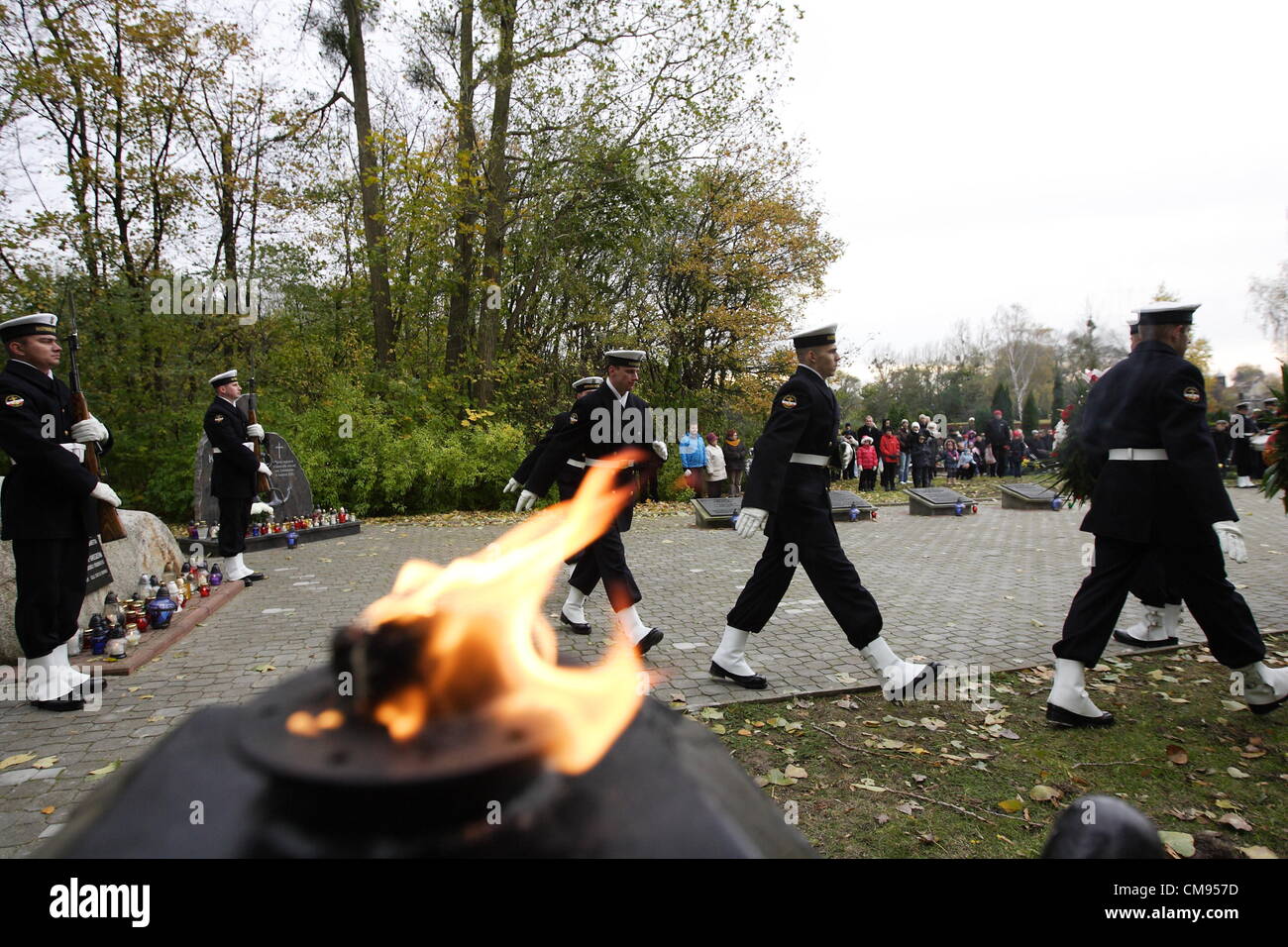 Gdynia, Polonia 1st, novembre 2012 il giorno di Tutti i Santi celebrati in Polonia. Marina Polacca Commander Fleet Admiral Tomasz Mathea getta fiori sulla Marina Polacca nel cimitero di Gdynia Oksywie. Foto Stock