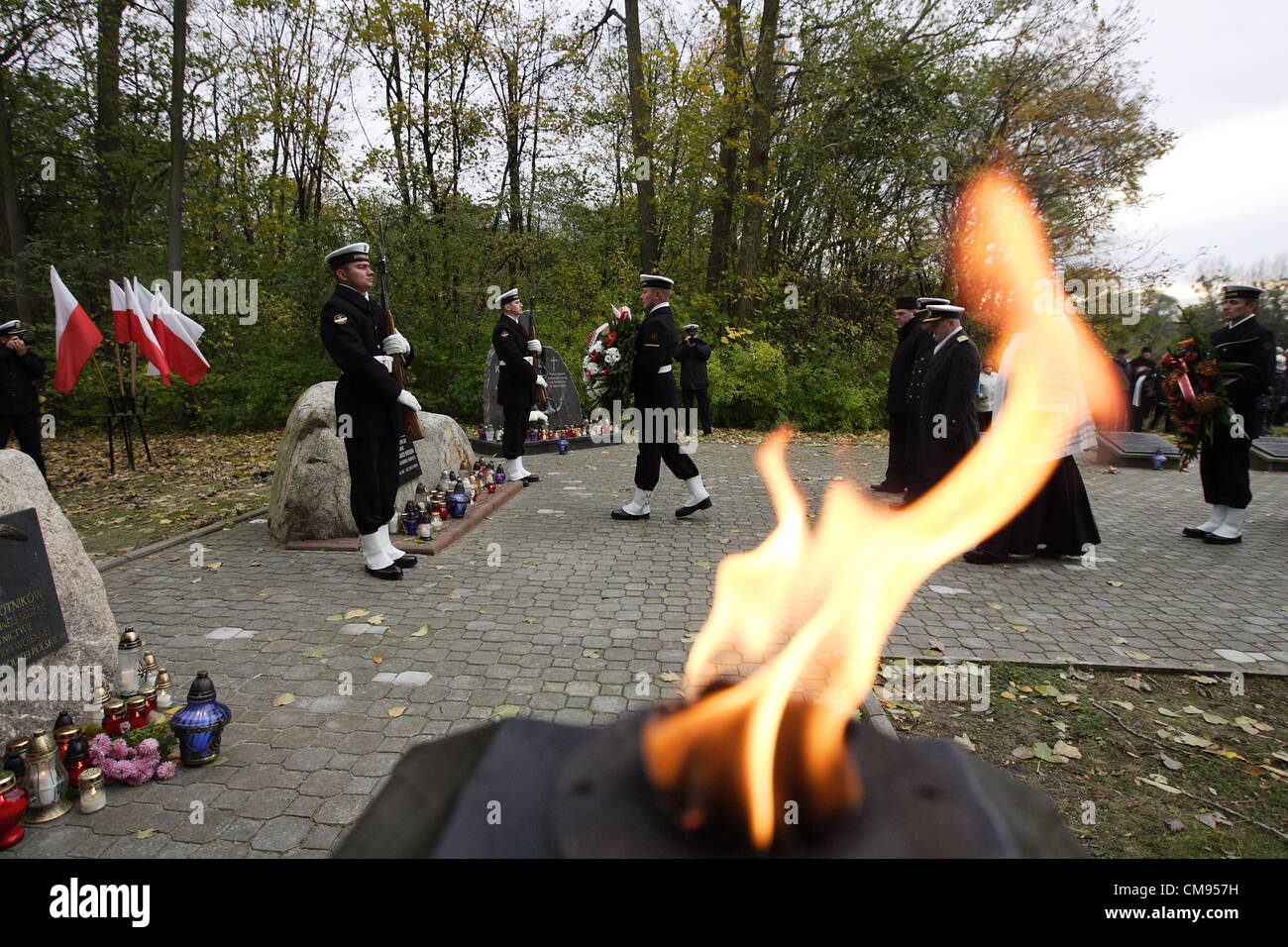 Gdynia, Polonia 1st, novembre 2012 il giorno di Tutti i Santi celebrati in Polonia. Marina Polacca Commander Fleet Admiral Tomasz Mathea (c) stabilisce i fiori sulla Marina Polacca nel cimitero di Gdynia Oksywie. Foto Stock