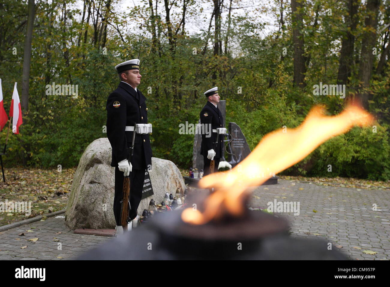 Gdynia, Polonia 1st, novembre 2012 il giorno di Tutti i Santi celebrati in Polonia. Marina Polacca Commander Fleet Admiral Tomasz Mathea getta fiori sulla Marina Polacca nel cimitero di Gdynia Oksywie. Foto Stock