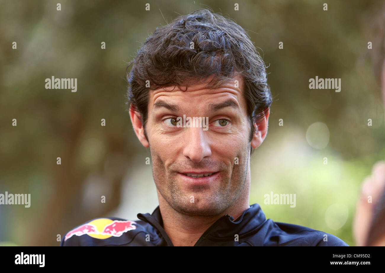 Abu Dhabi, negli Emirati Arabi Uniti. 1 novembre 2012. Australian Formula One driver Mark Webber della Red Bull parla con i giornalisti nel paddock di circuito di Yas Marina in Abu Dhabi, Emirati Arabi Uniti, 01 novembre 2012. Il Gran Premio di Formula Uno di Abu Dhabi avrà luogo il 04 novembre 2012. Foto Stock