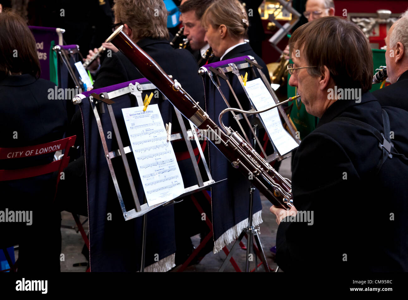 Londra, Regno Unito. 1 novembre 2012. Bassoonist in HMS Collingwood band eseguendo nel mercato Leadenhall come parte di Londra il papavero giorno 1 novembre 2012 Foto Stock