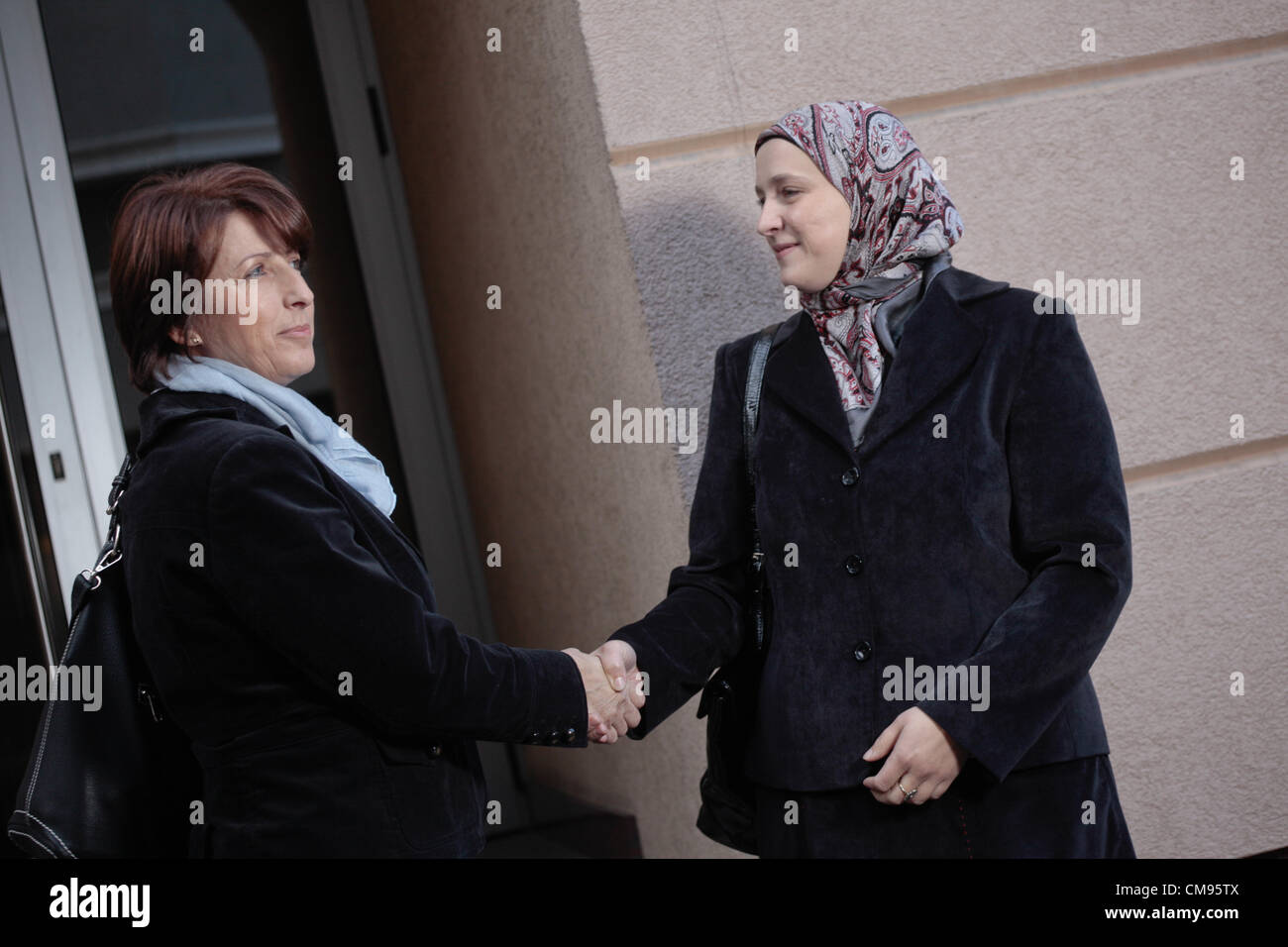 Visoko, Bosnia. 1 novembre 2012. Amra Babic, sindaco della città bosniaca di Visoko, 30 km a nord di Sarajevo, Bosnia. Il 43 enne economista diventa primo hijab-indossando il sindaco ed eventualmente l'unico in Europa. Foto Stock