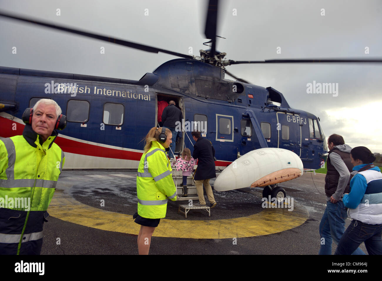 Penzance, Regno Unito. Il 31 ottobre 2012. La fine di un eraÉThe ultimo elicottero regolare servizio di trasporto di passeggeri nel Regno Unito si è conclusa ieri 31 ottobre 2012 i voli operati da British International Helicopters correva da Penzance in Cornovaglia per l'isola di St Mary a Isole Scilly. Sikorski S61. Nella foto : DORSET SERVIZIO MEDIA Foto Stock