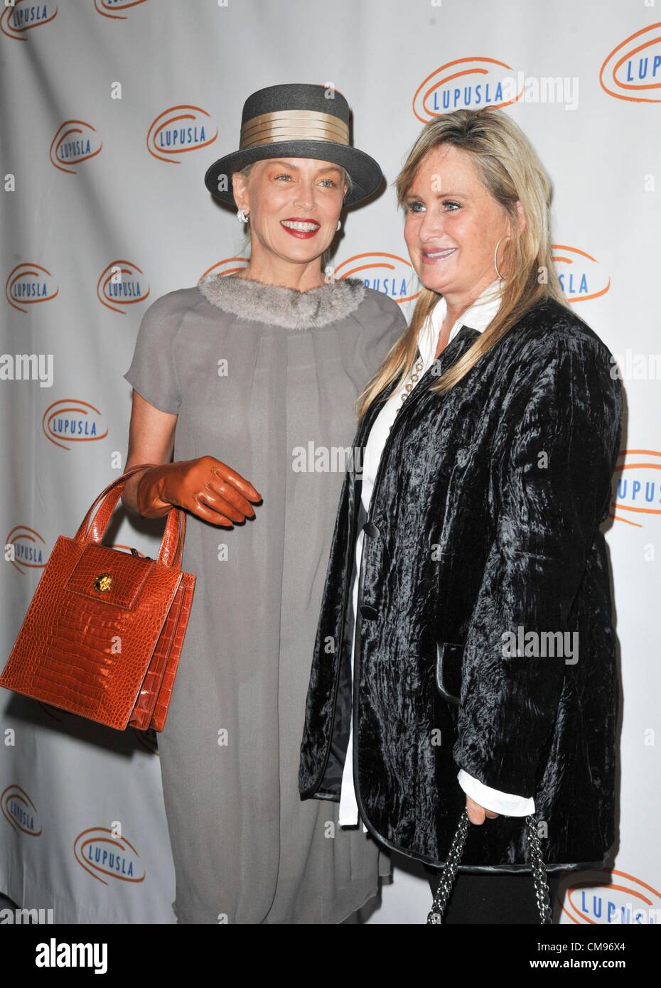 Kelly Pietra, Sharon Stone presso gli arrivi per il Lupus la celebra il decimo anniversario della annuale borsa di Hollywood Ladies Event, Beverly Wilshire Hotel di Beverly Hills, CA 1 novembre 2012. Foto di: Elizabeth Goodenough/Everett Collection Foto Stock